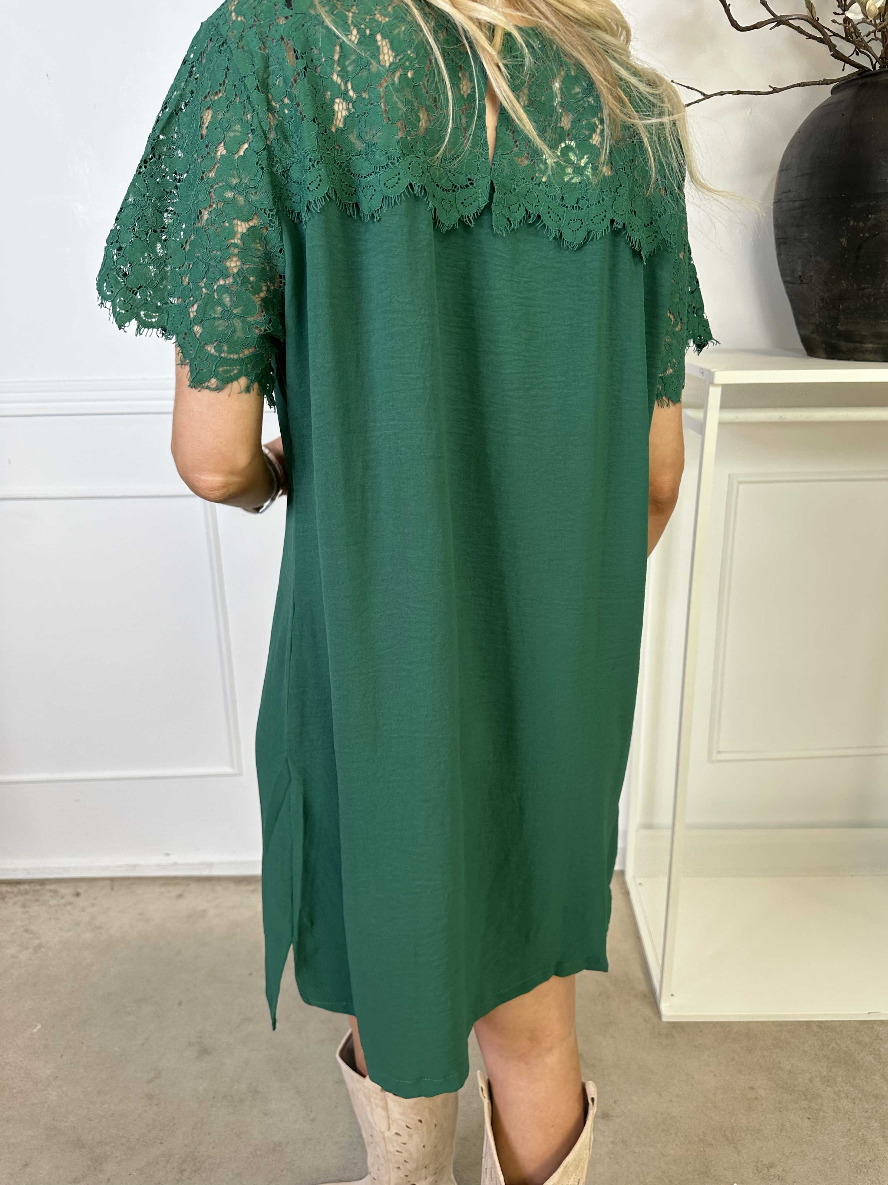 Tatjana - Sød tunikakjole med blonde foroven